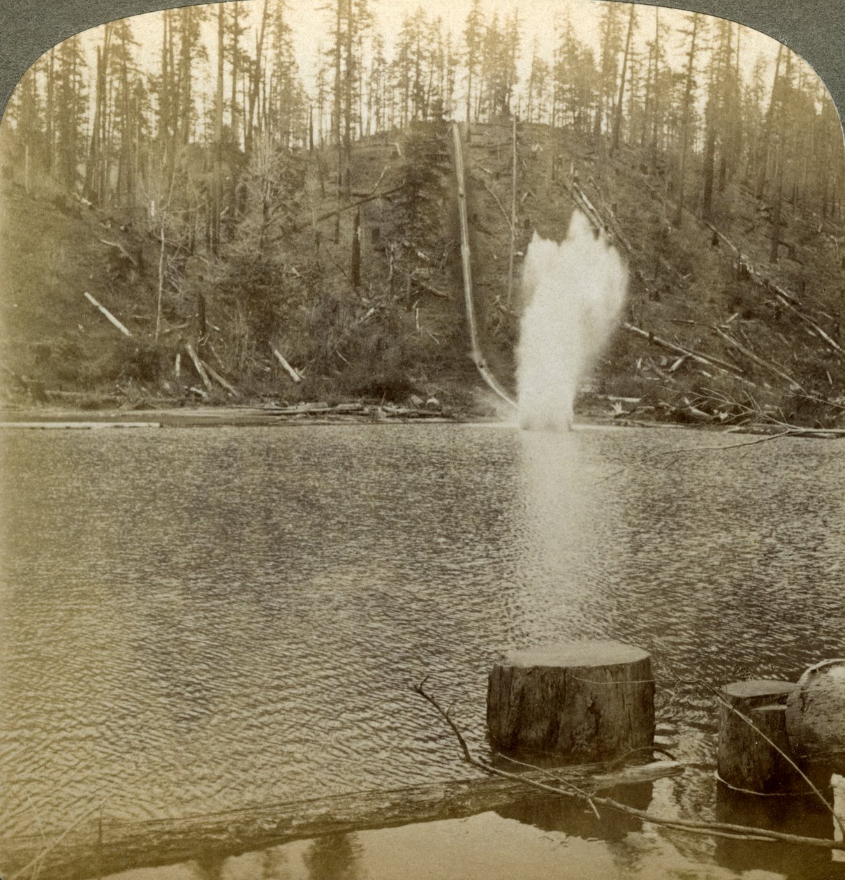 Log flume, Oregon, USA. av Underwood and Underwood