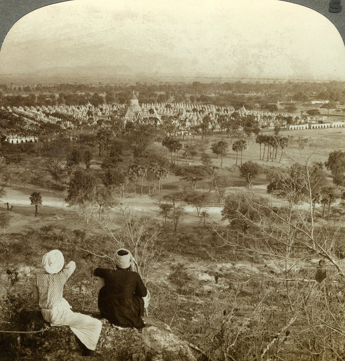 Pagoder, Mandalay, Burma, ca 1900-tallet. av Underwood and Underwood