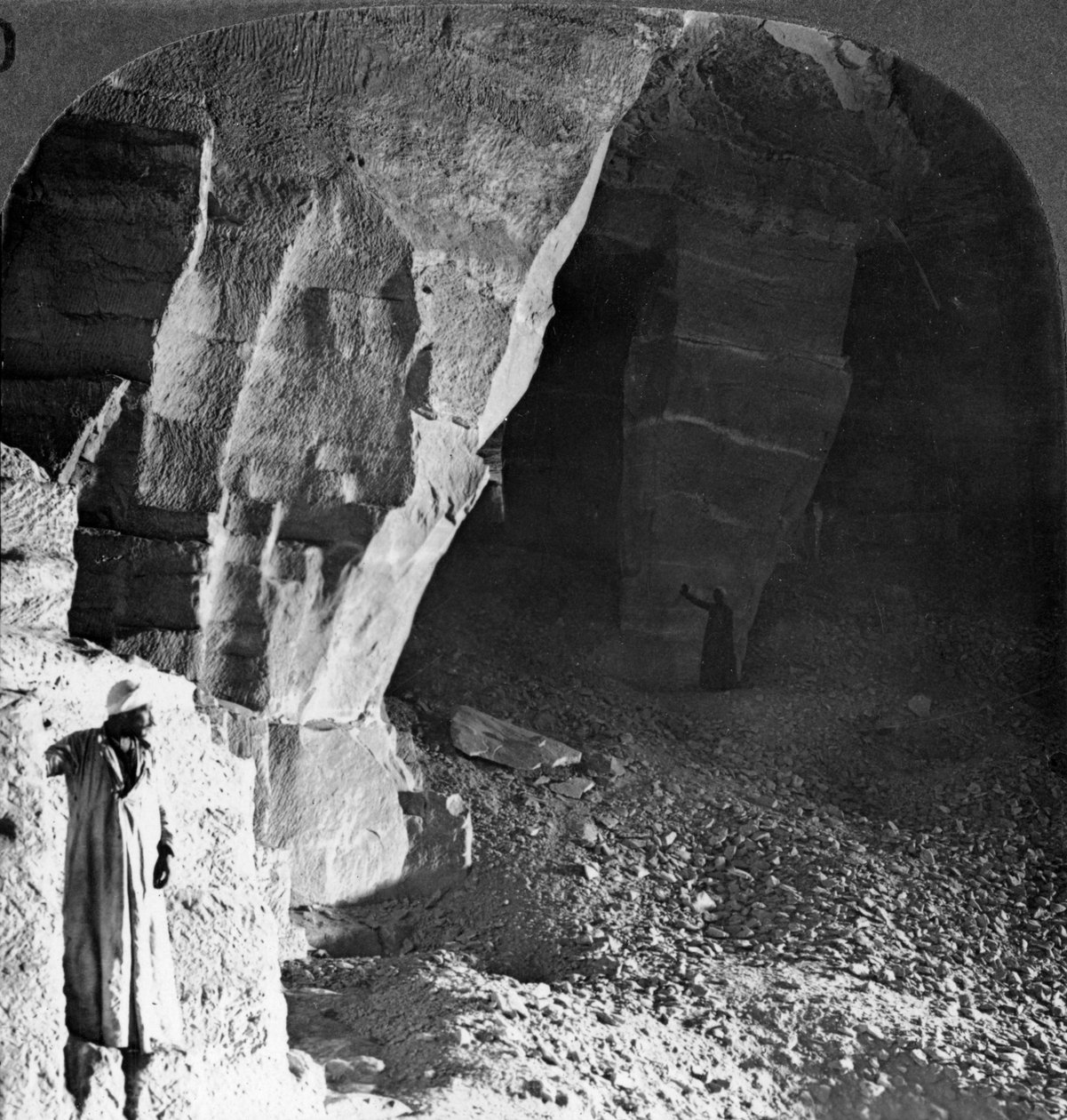 Steinbruddskamre i Masara, Egypt, 1905. av Underwood and Underwood