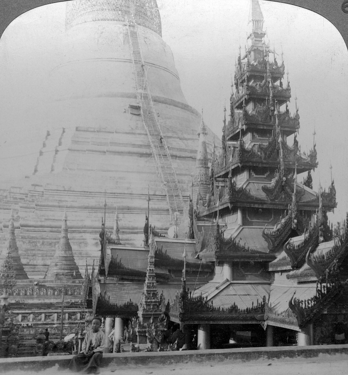Shwedagon Pagoda, Rangoon, Burma, ca 1900-tallet. av Underwood and Underwood