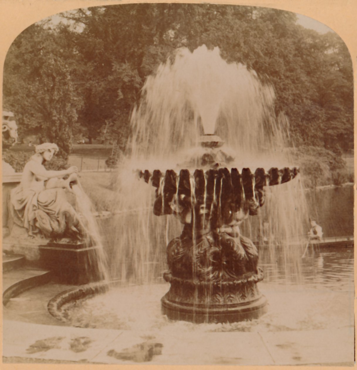 Den store fontenen, London, England, 1896. av Underwood and Underwood