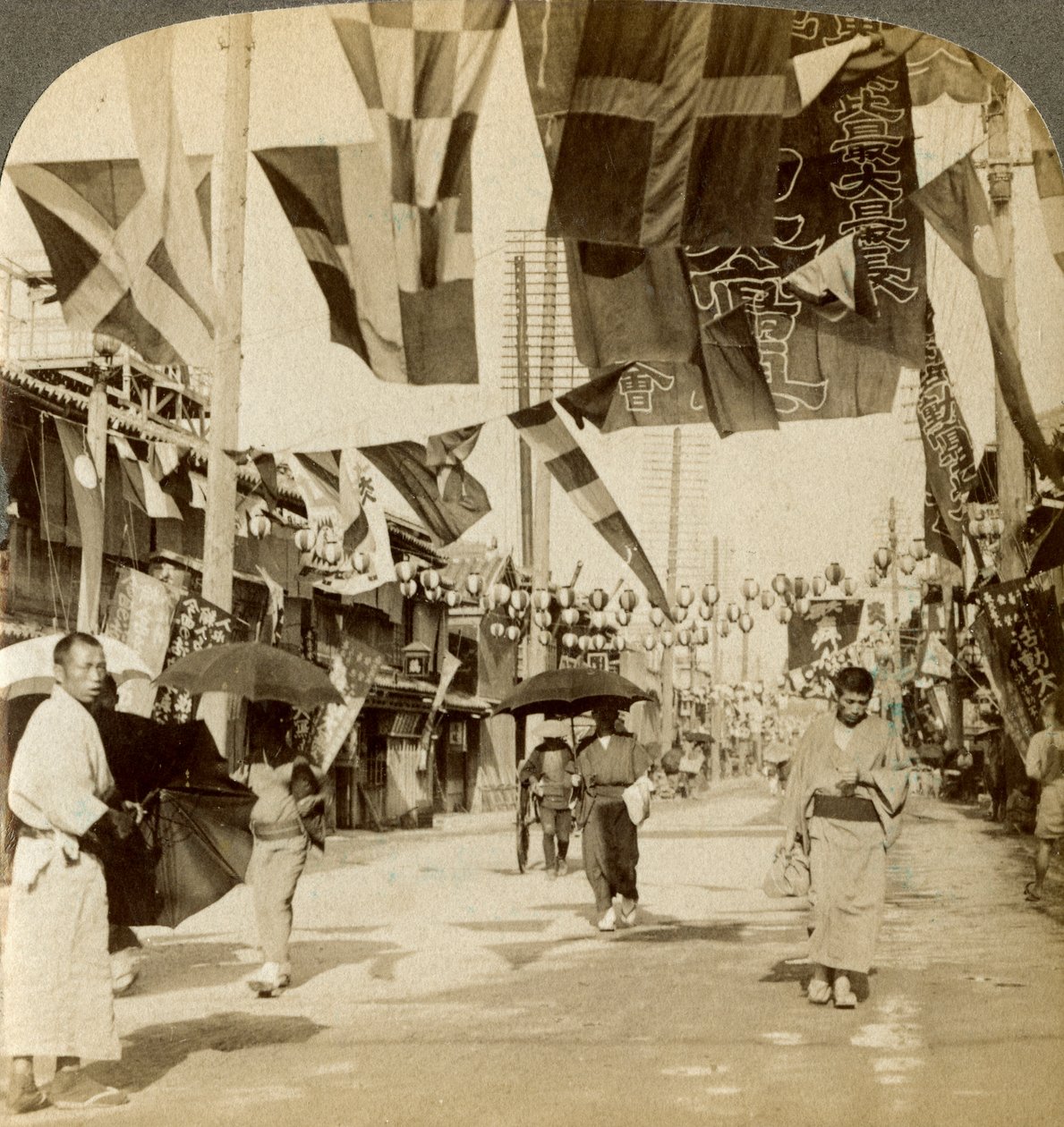 Theatre Street, Osaka, Japan. av Underwood and Underwood