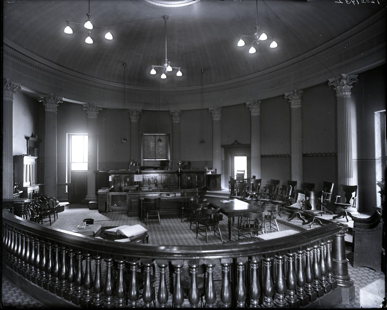 Innvendig utsikt over rettssalen på Old Courthouse av Unknown