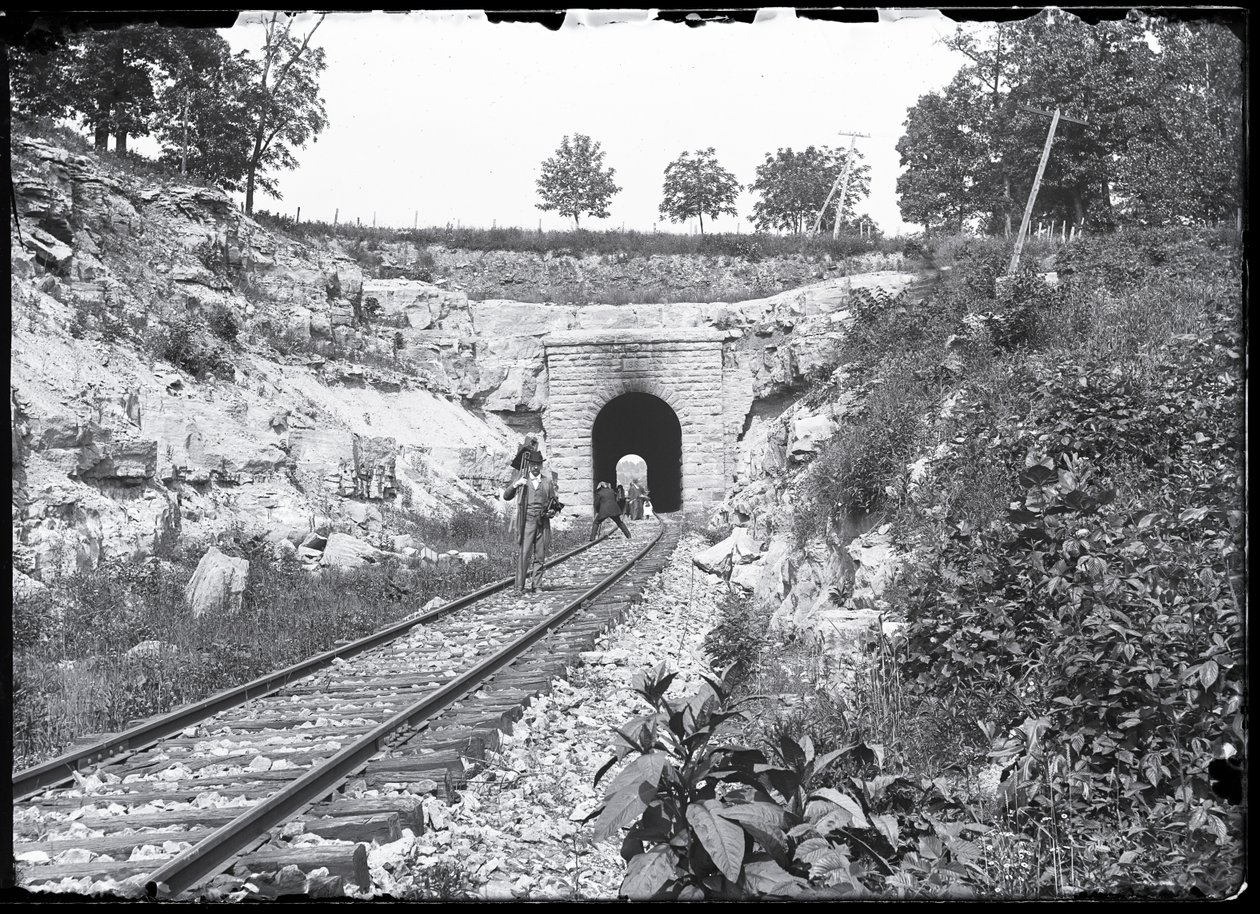 Fotografer på sporene ved Meramec Highlands Tunnel av Unknown