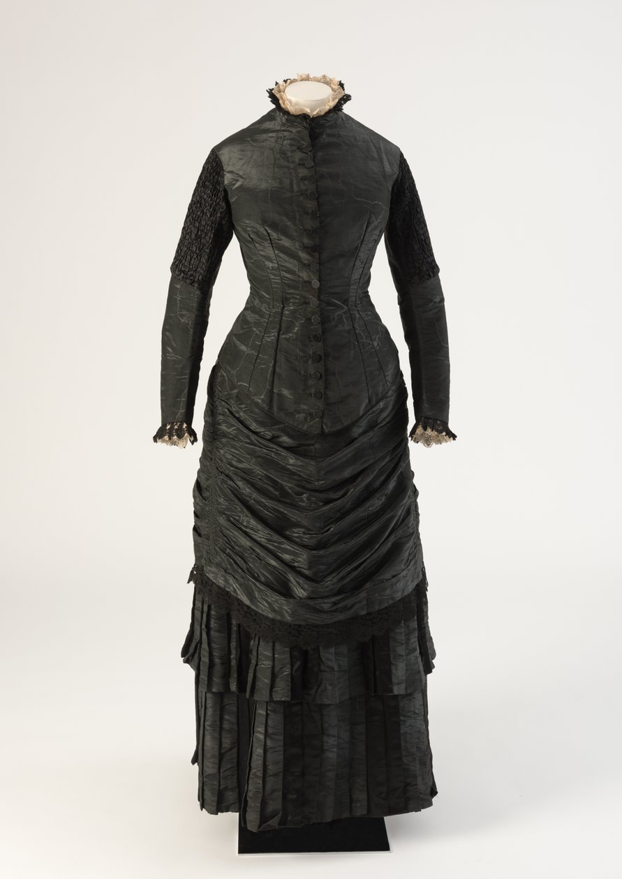 Sørgekjole i svart vannet silke, 1880-tallet (silke) av Unbekannt Unbekannt