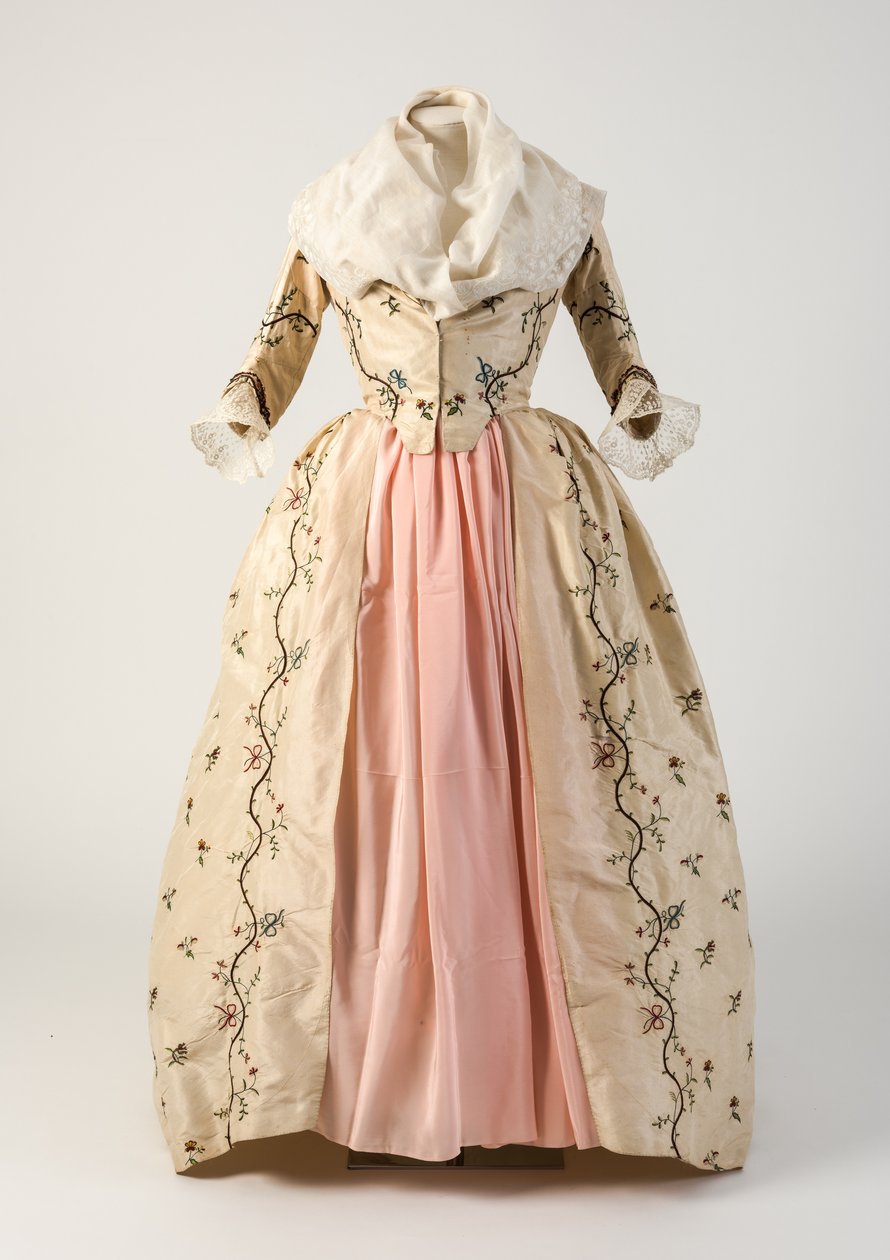 Kremfarget silketamburbrodert lukket kjole, 1780-tallet (silke) av Unbekannt Unbekannt