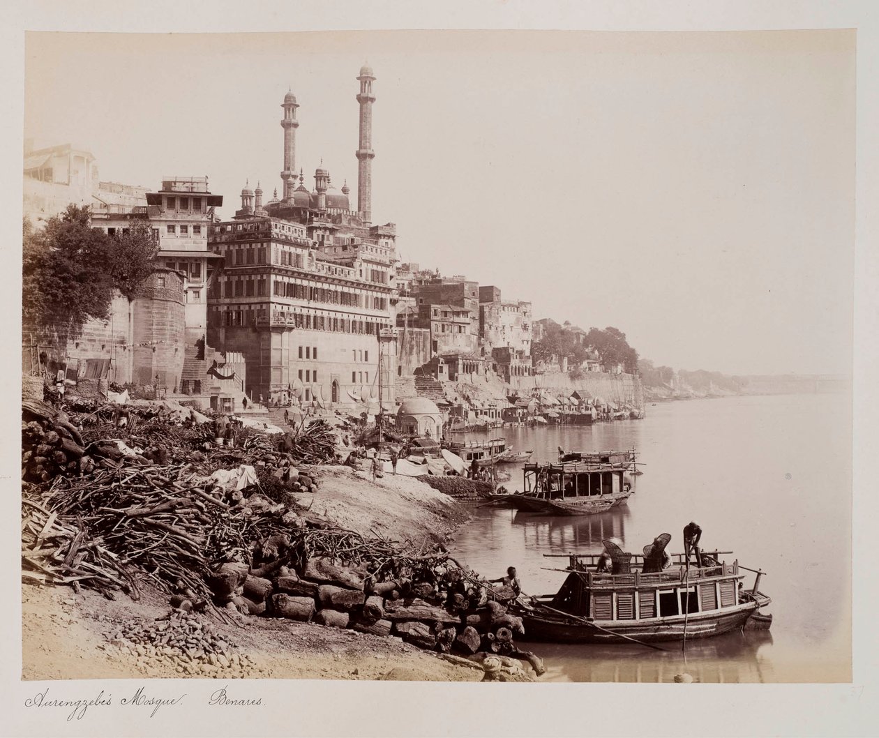 Aurangzebs moske, Benares, ca. 1885 (sepia-bilde) av Unknown photographer
