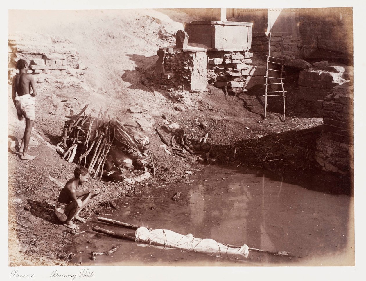 Benares Burning Ghât, ca. 1885 (sepia-bilde) av Unknown photographer