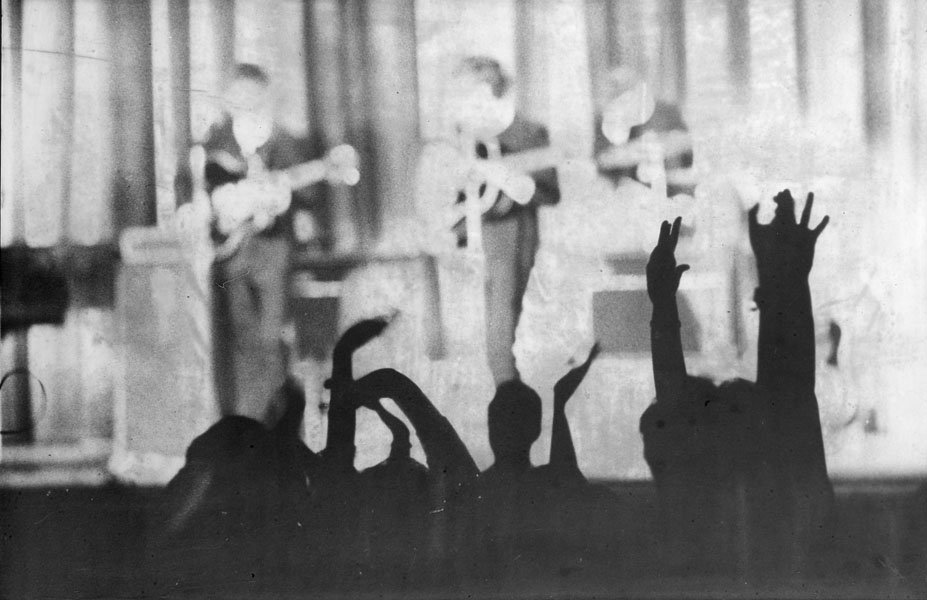The Beatles/Brian Epstein (s/hvitt bilde) av Unknown photographer