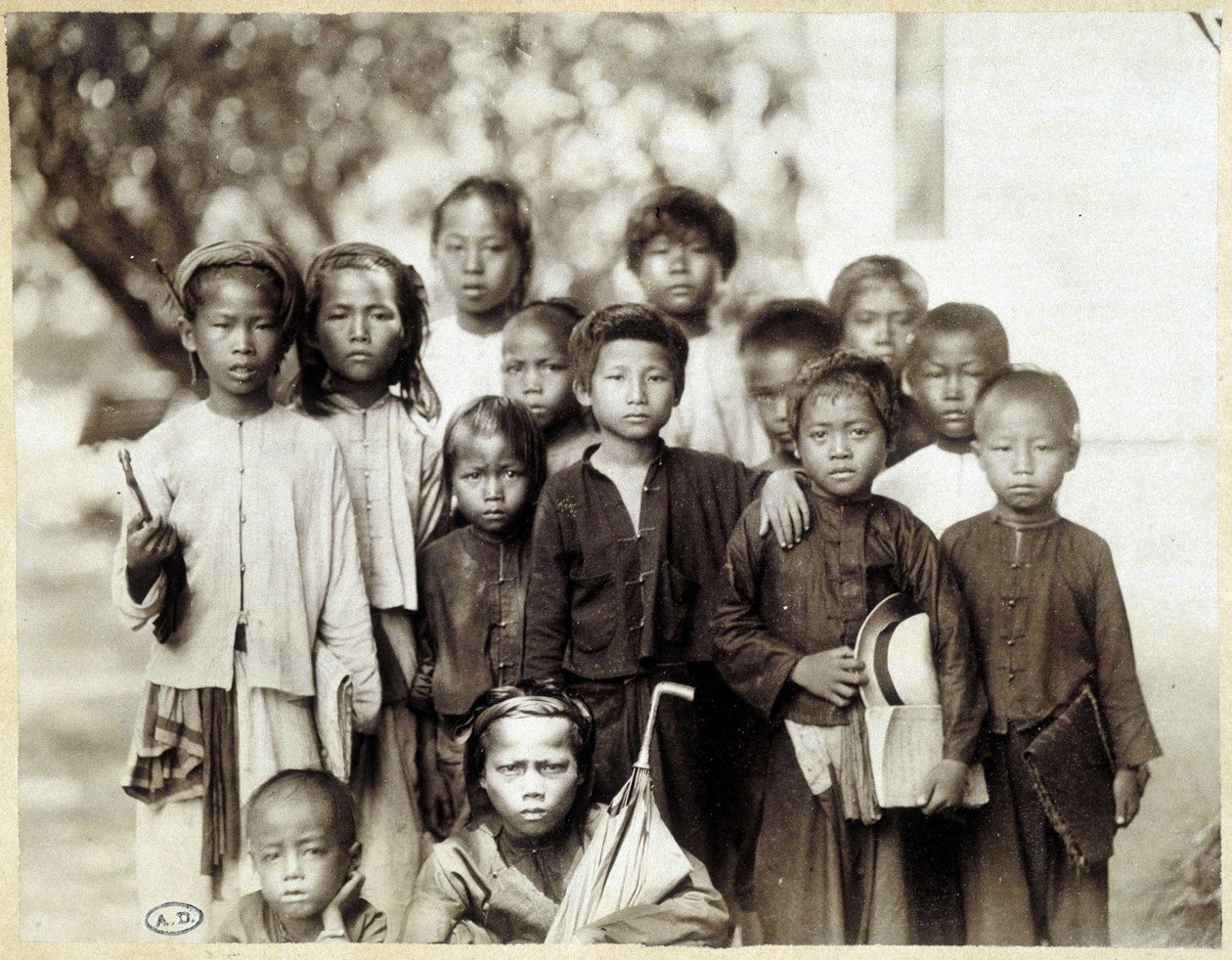 Vietnamesisk barnegruppe, v. 1895. av Unknown photographer