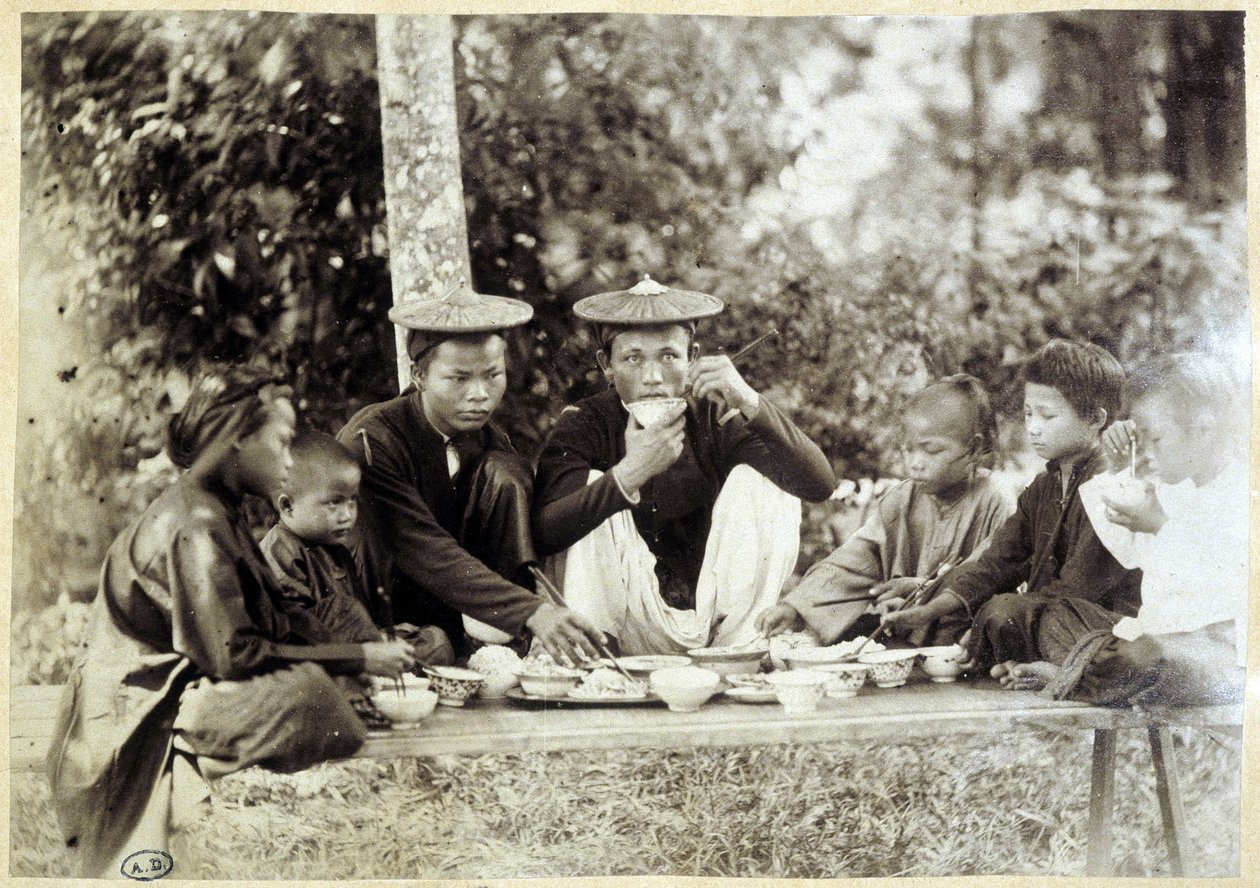 Vietnamesisk over et måltid, v.1895. av Unknown photographer