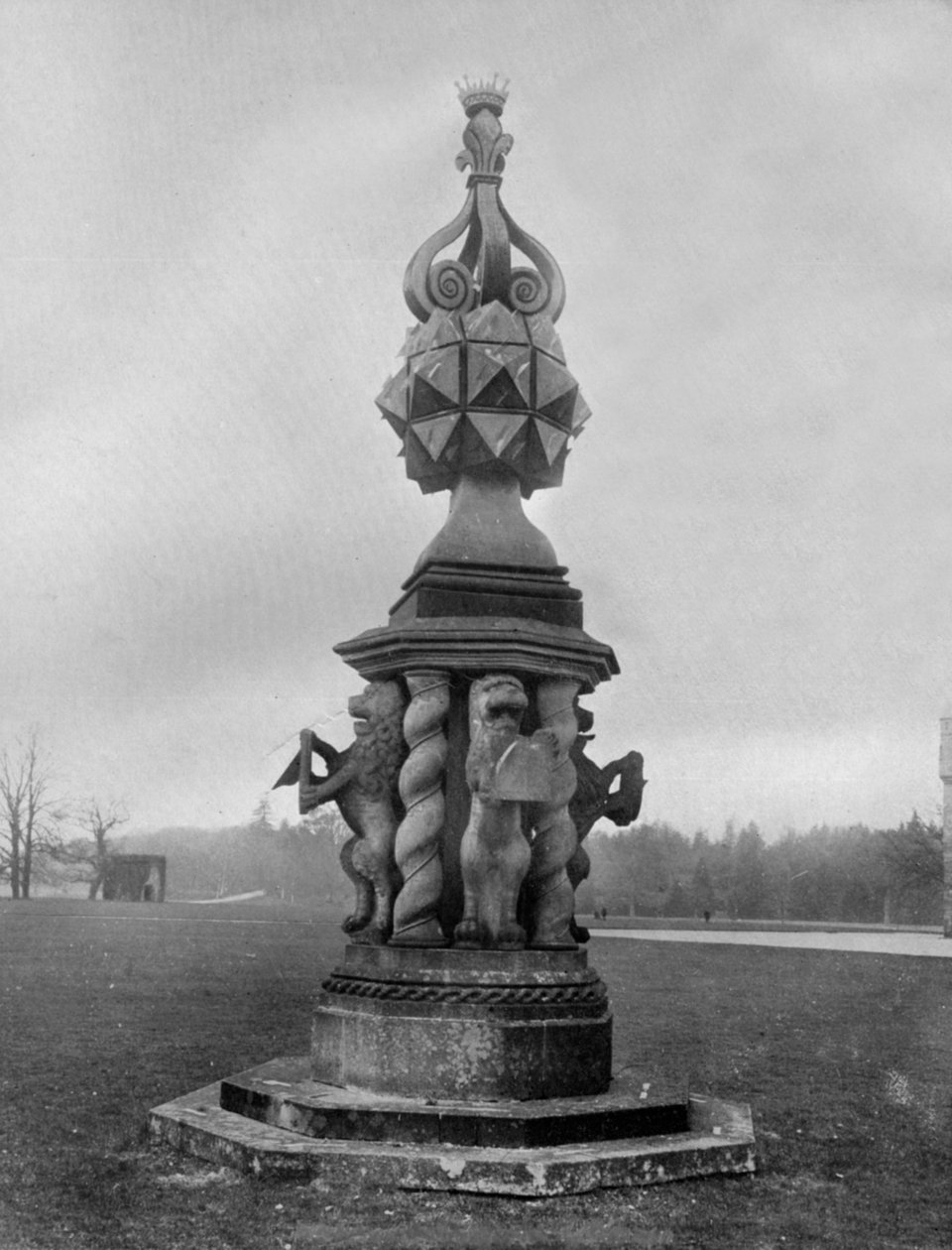 Soluret, Glamis Castle, 1924-1926. av Valentine and Sons Ltd