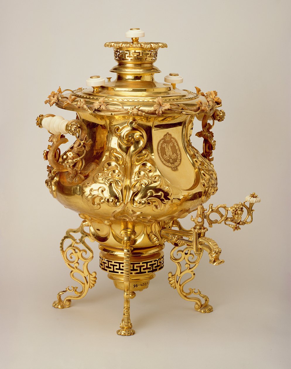 Samovar (kobber, gull og elfenben) av Vasiliy Batashov