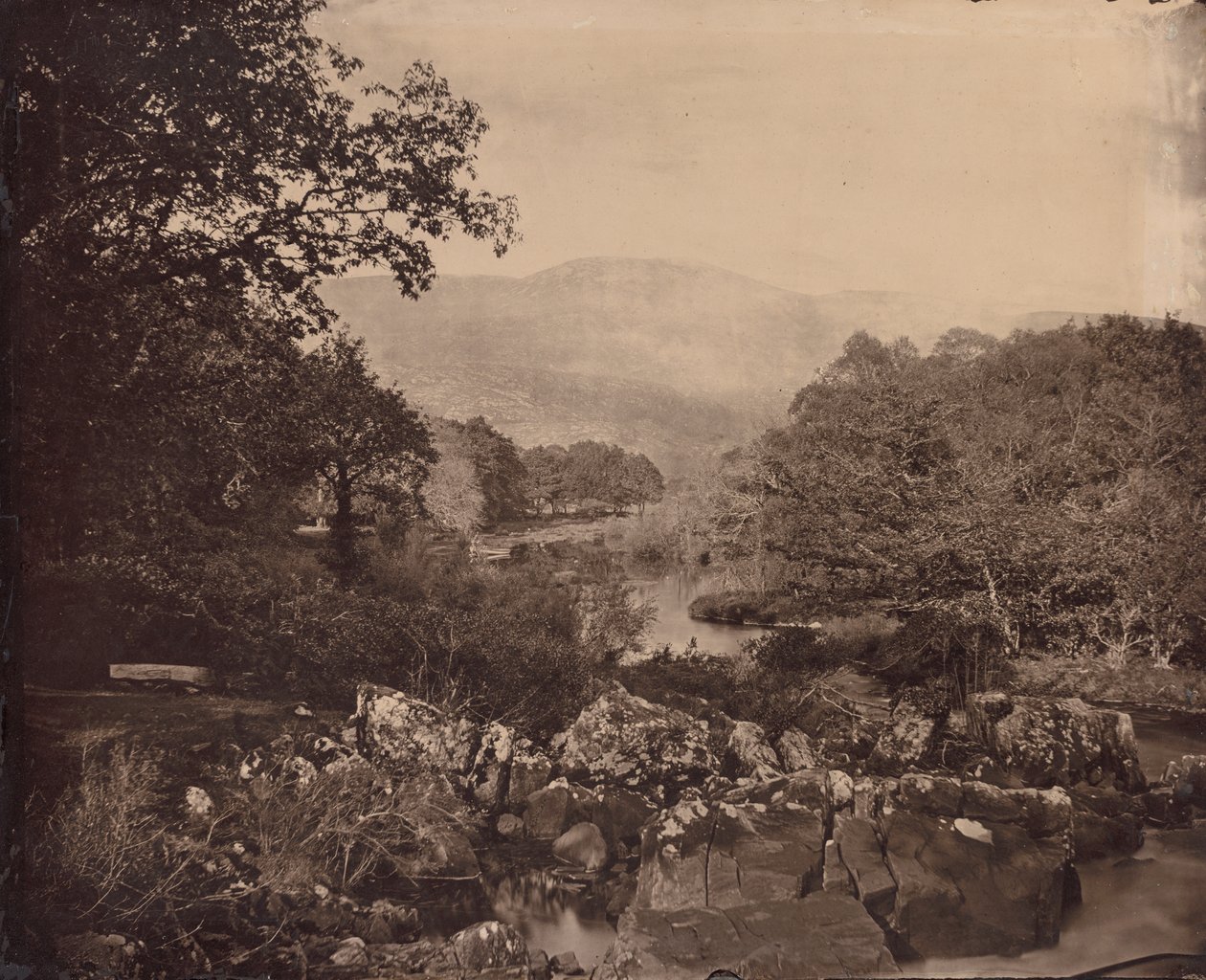 Utsikt fra plenen, Dennicanniby, 1870-tallet. av Vernon Heath