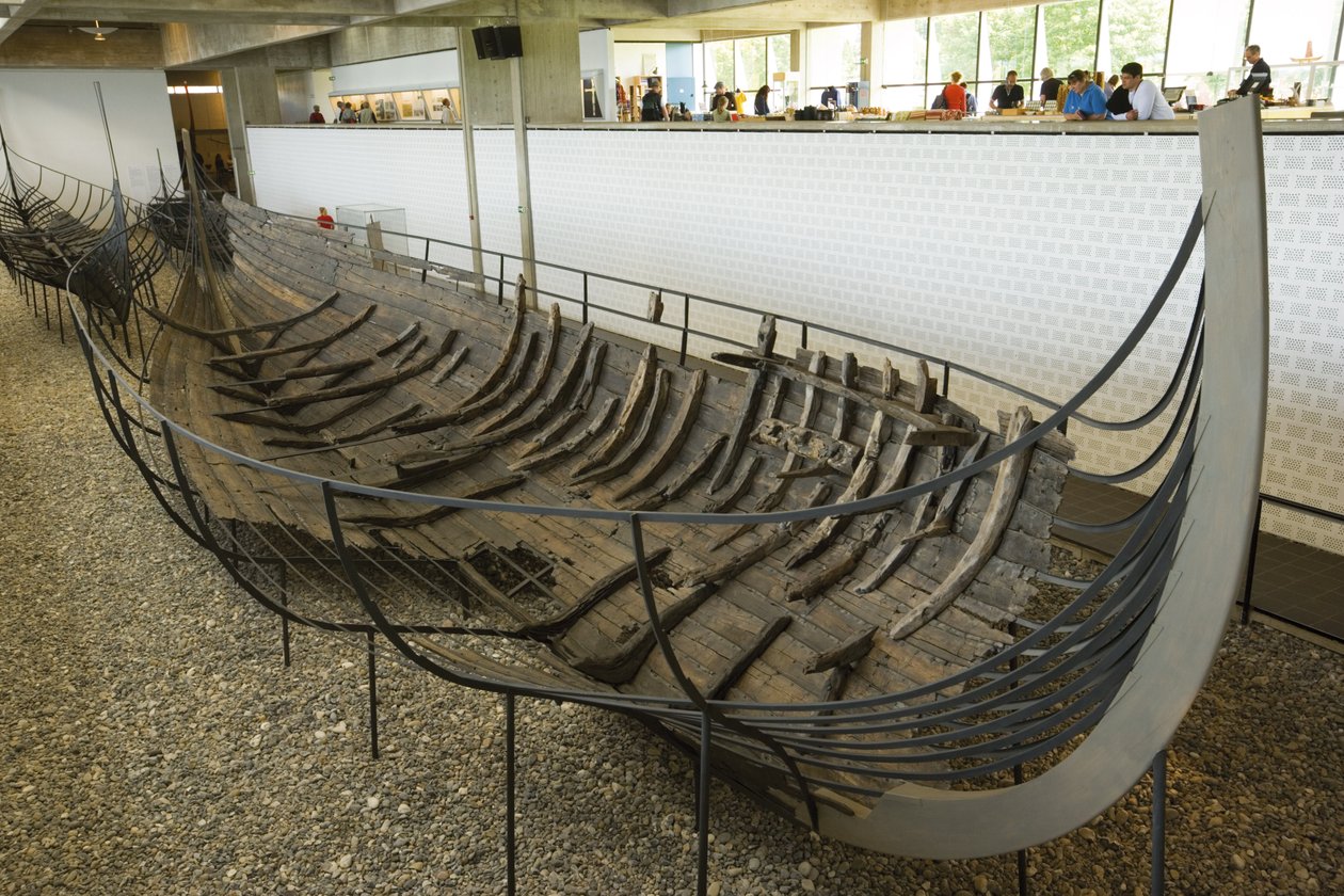 En bevart og rekonstruert langbåt av Viking