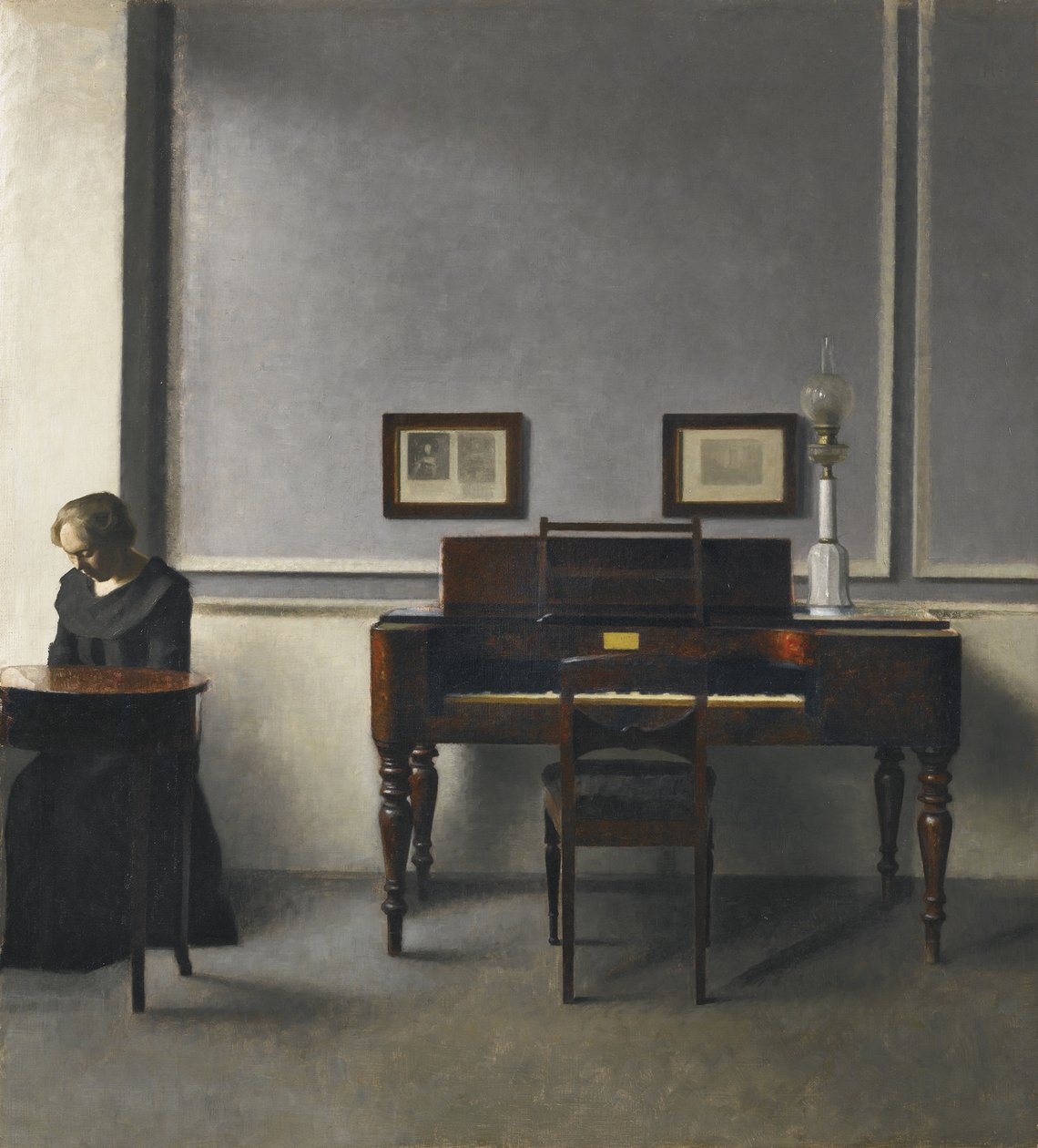 Ida i et interiør med piano av Vilhelm Hammershøi