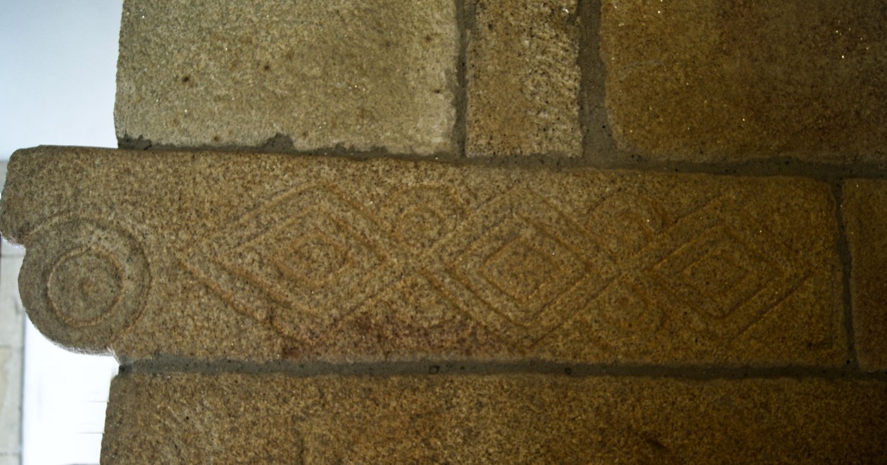 Visigotiske utskjæringer i kapellet i São Pedro de Balsemão, Sé, Lamego, Portugal ca. 599 (granitt) av Visigothic