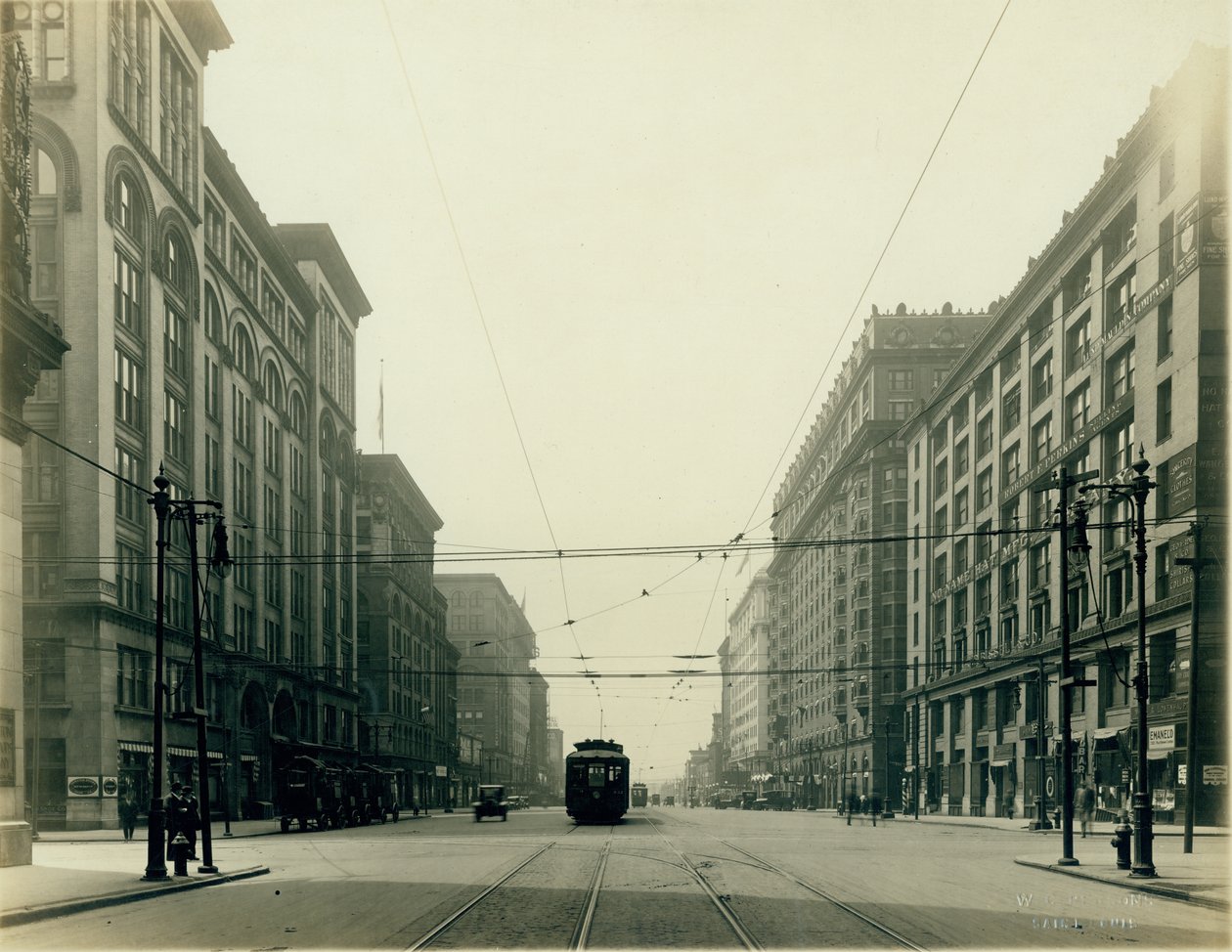 Twelfth Street og Washington Avenue ser sør. av W.C. Persons