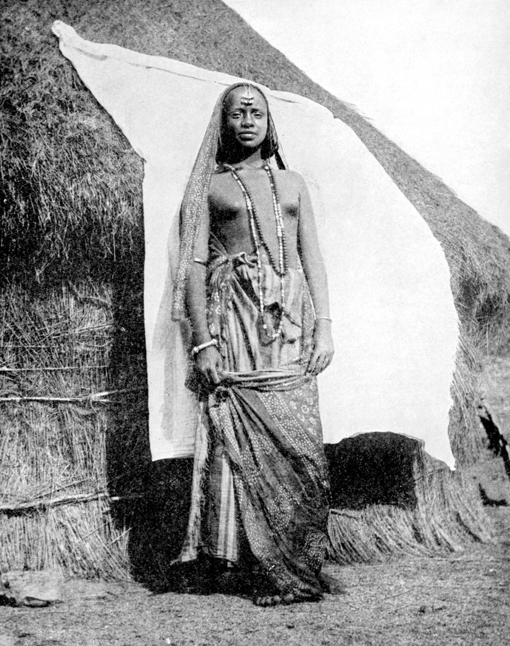 En abyssinisk etiopisk kvinne, 1936. av Wide World Photos