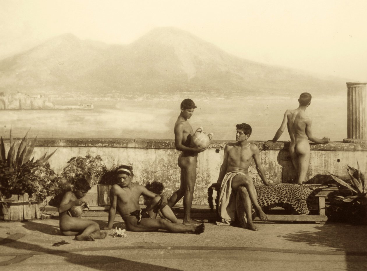 En klassisk scene, Tierra del Fuego, Sør-Amerika. ca. 1899 (sepia-bilde) av Baron Wilhelm von Gloeden