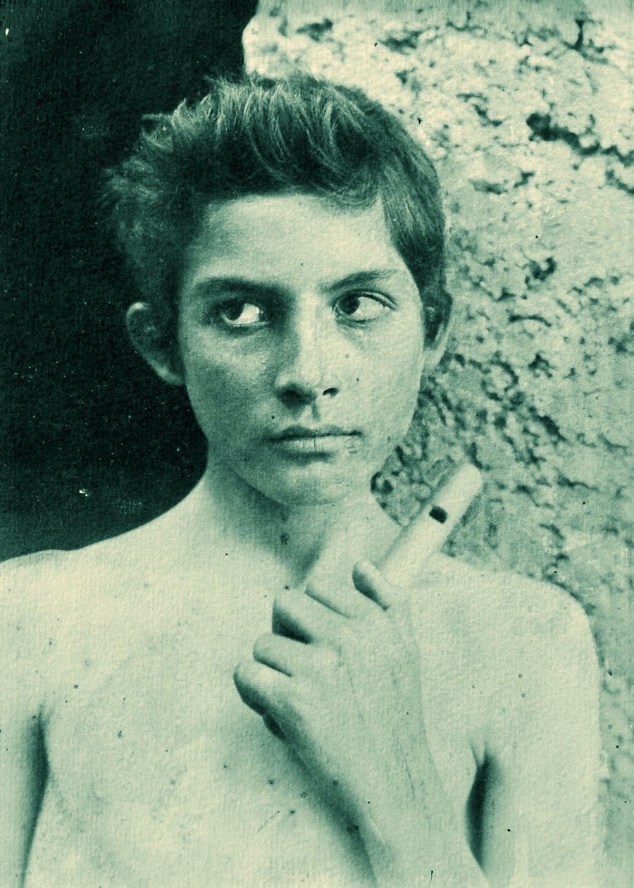 Portrett av en siciliansk gutt som holder en fløyte, ca. 1899 av Baron Wilhelm von Gloeden