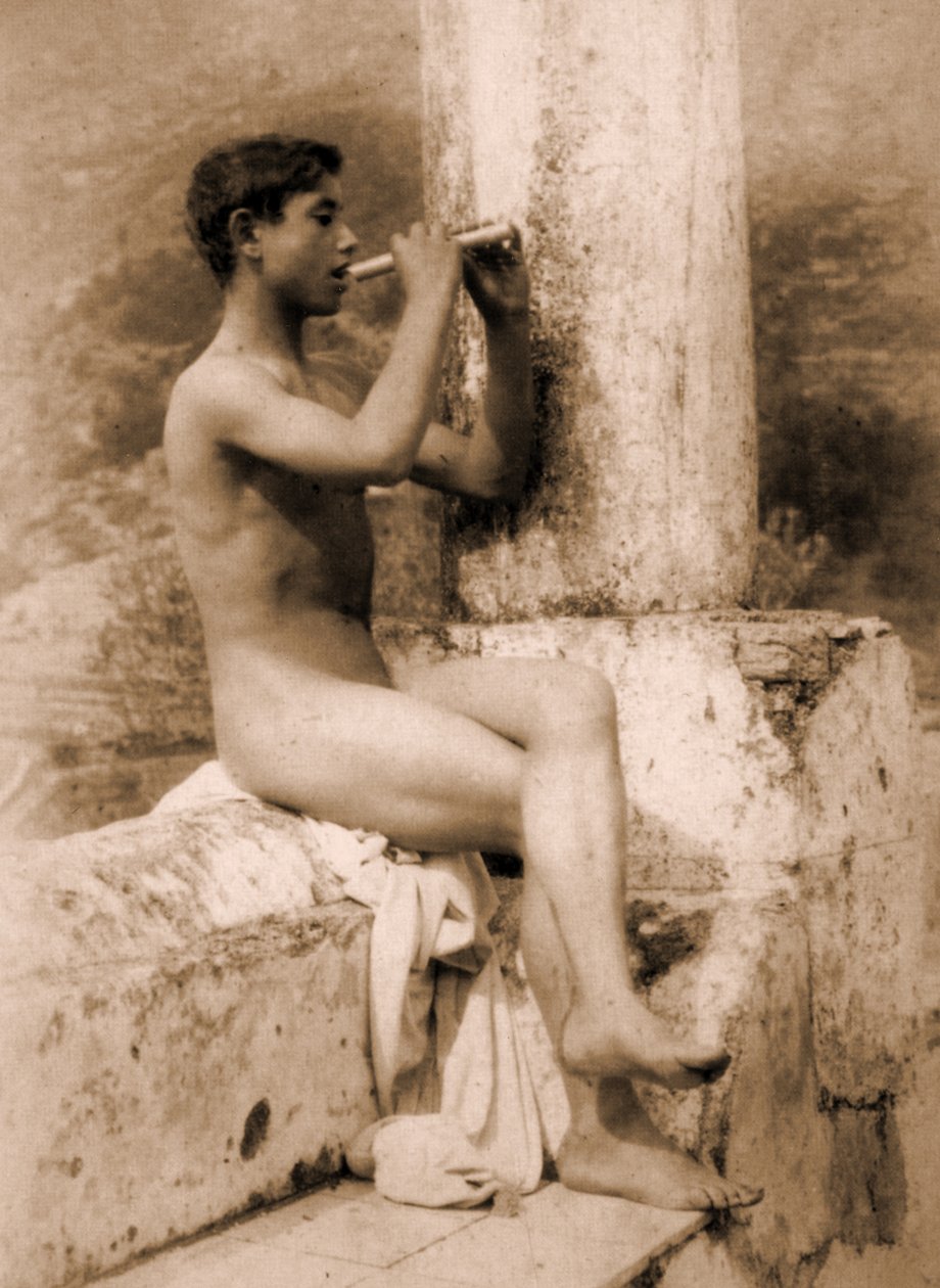 Studie av en gutt som spiller fløyte, ca. 1900 (sepia-bilde) av Baron Wilhelm von Gloeden