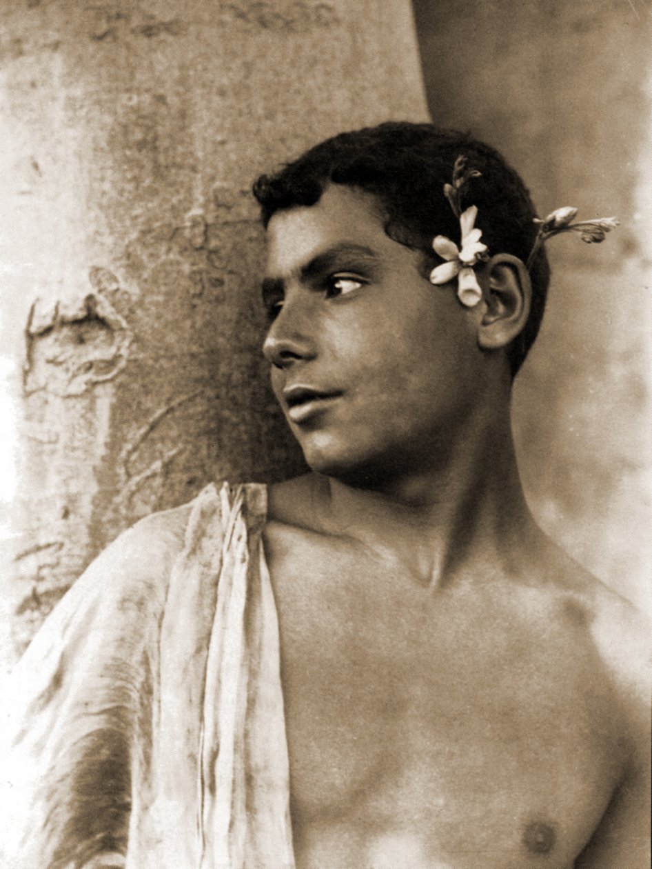 Studie av en gutt med blomster i håret, Napoli, ca. 1899 (sepia-bilde) av Baron Wilhelm von Gloeden