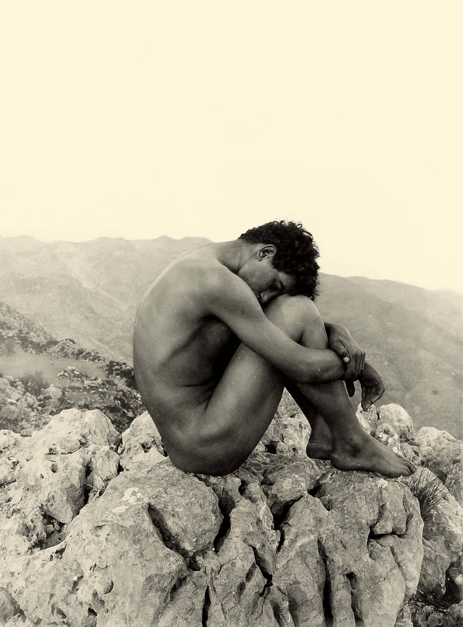 Studie av en naken mann på en stein, Taormina, Sicilia, ca. 1900 (sepia-bilde) av Baron Wilhelm von Gloeden