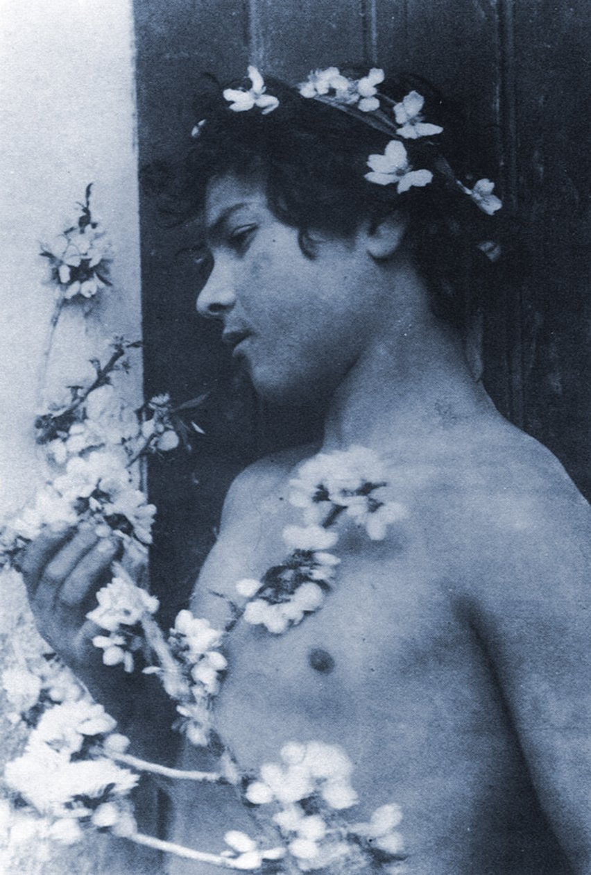 Studie av en ung gutt med blomster i håret, ca. 1899 (cyanotype) av Baron Wilhelm von Gloeden
