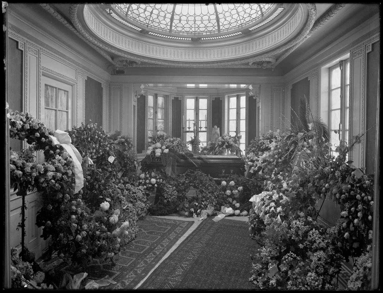 Uidentifisert begravelseskapell interiør med kiste og blomster, dekorert for Octavio Davis, sannsynligvis James E. McLarney, undetaker, på 874 Lexington Avenue, New York City, 10. desember 1915 av William Davis Hassler