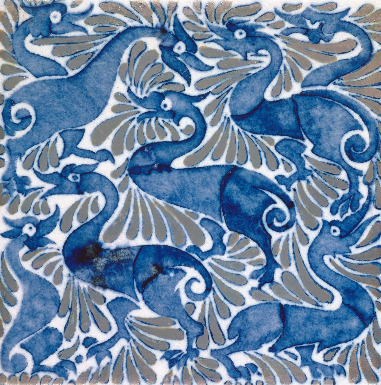 C.9-1941 Flis med mørkeblå fuglelignende drager blant løvverk, 1898 (keramikk med glansglasur) av William de Morgan