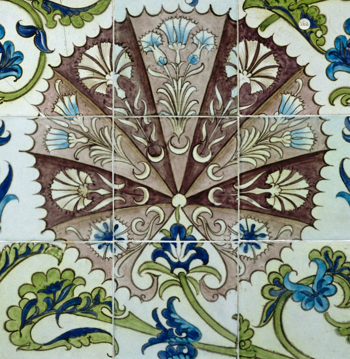 Flispanel med blomsterdesign (keramikk) av William de Morgan