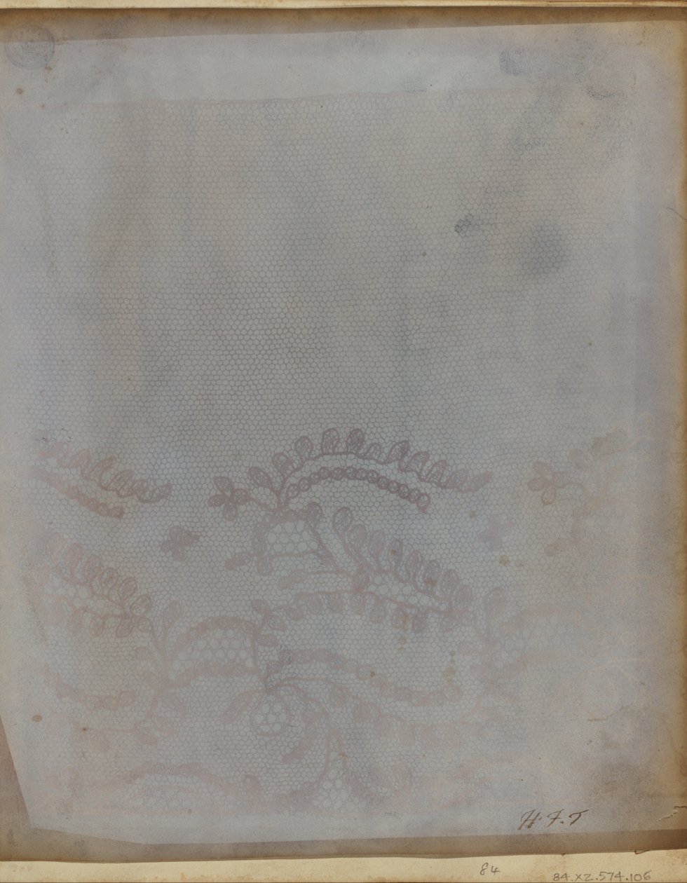 Et fragment av blonder. av William Henry Fox Talbot