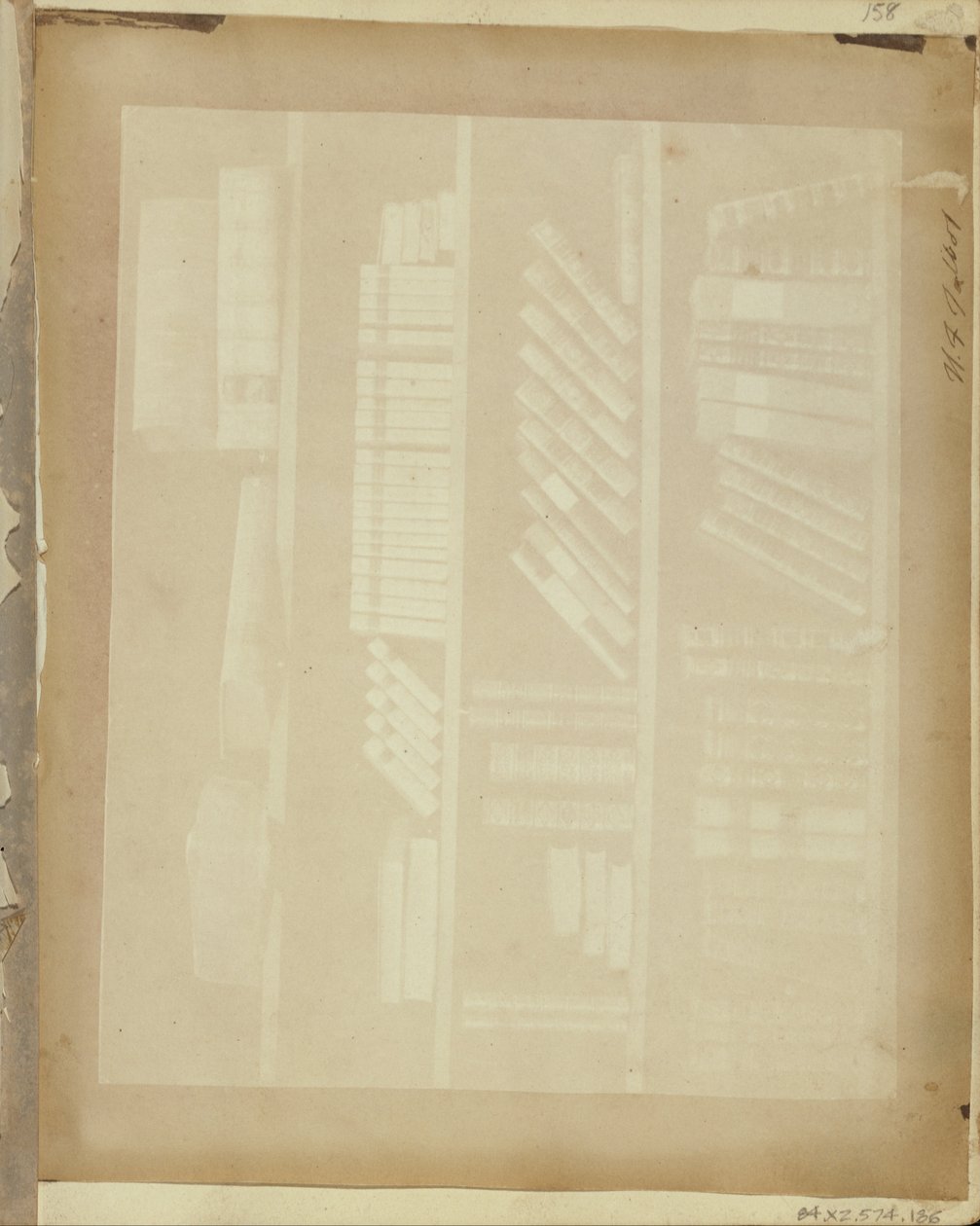 Bøker om fire hyller. av William Henry Fox Talbot