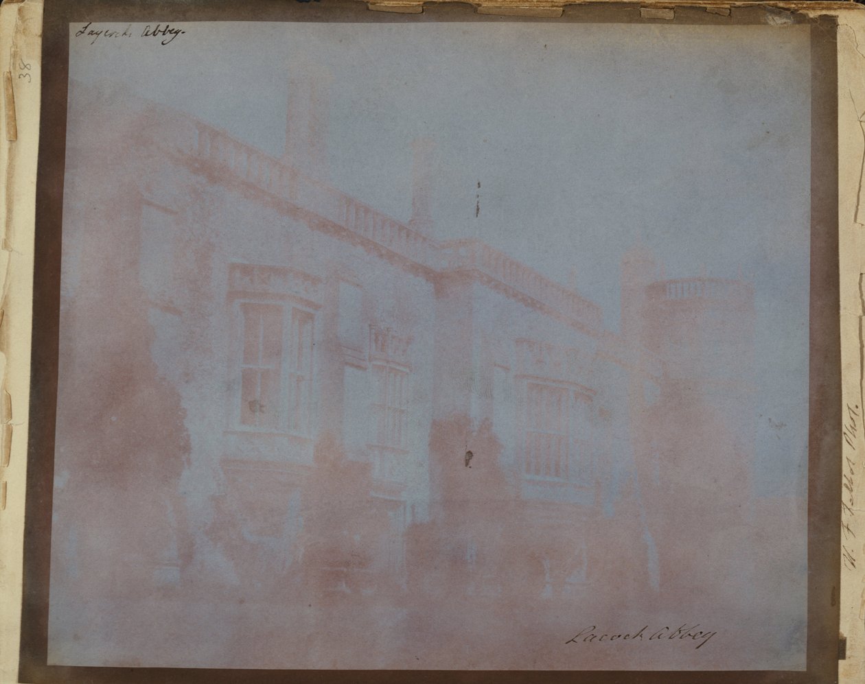Sørfronten til Lacock Abbey med Sharingtons Tower. av William Henry Fox Talbot