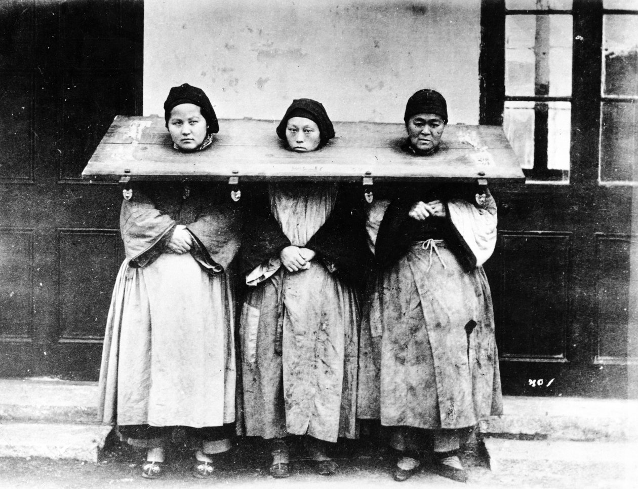 Straff for lette forbrytelser, Kina, ca. 1880 av William Saunders