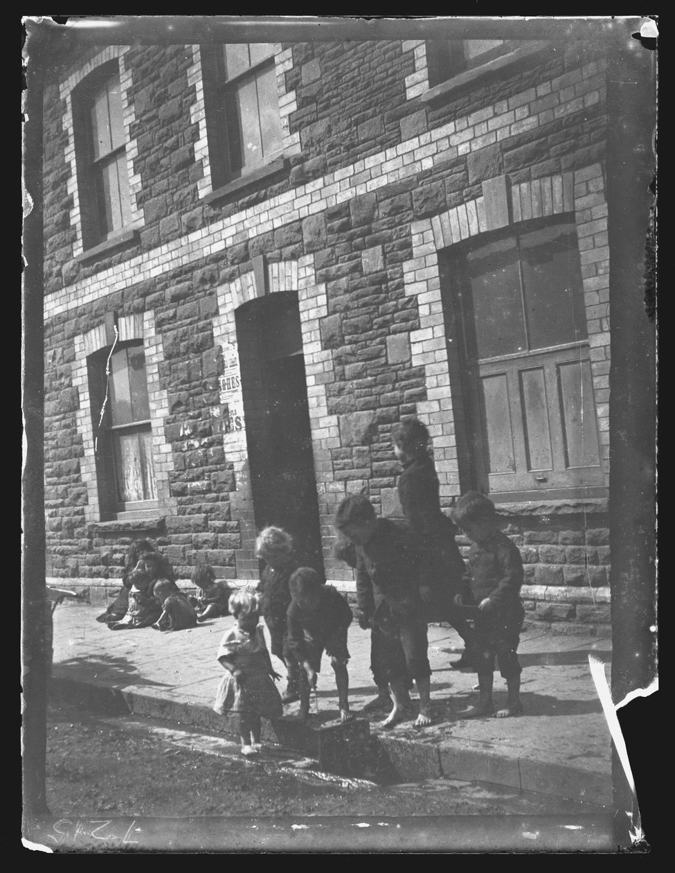 Nora Street, Cardiff, 1893. av William Booth