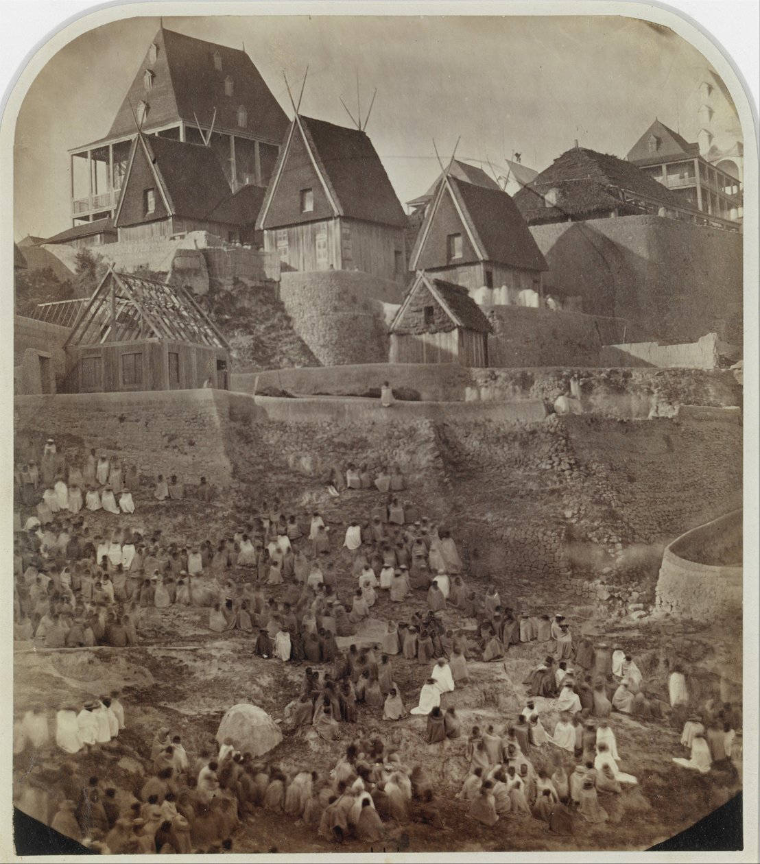 Utsikt over Antsahatsiroa, Madagaskar, 1862-65. av William Ellis