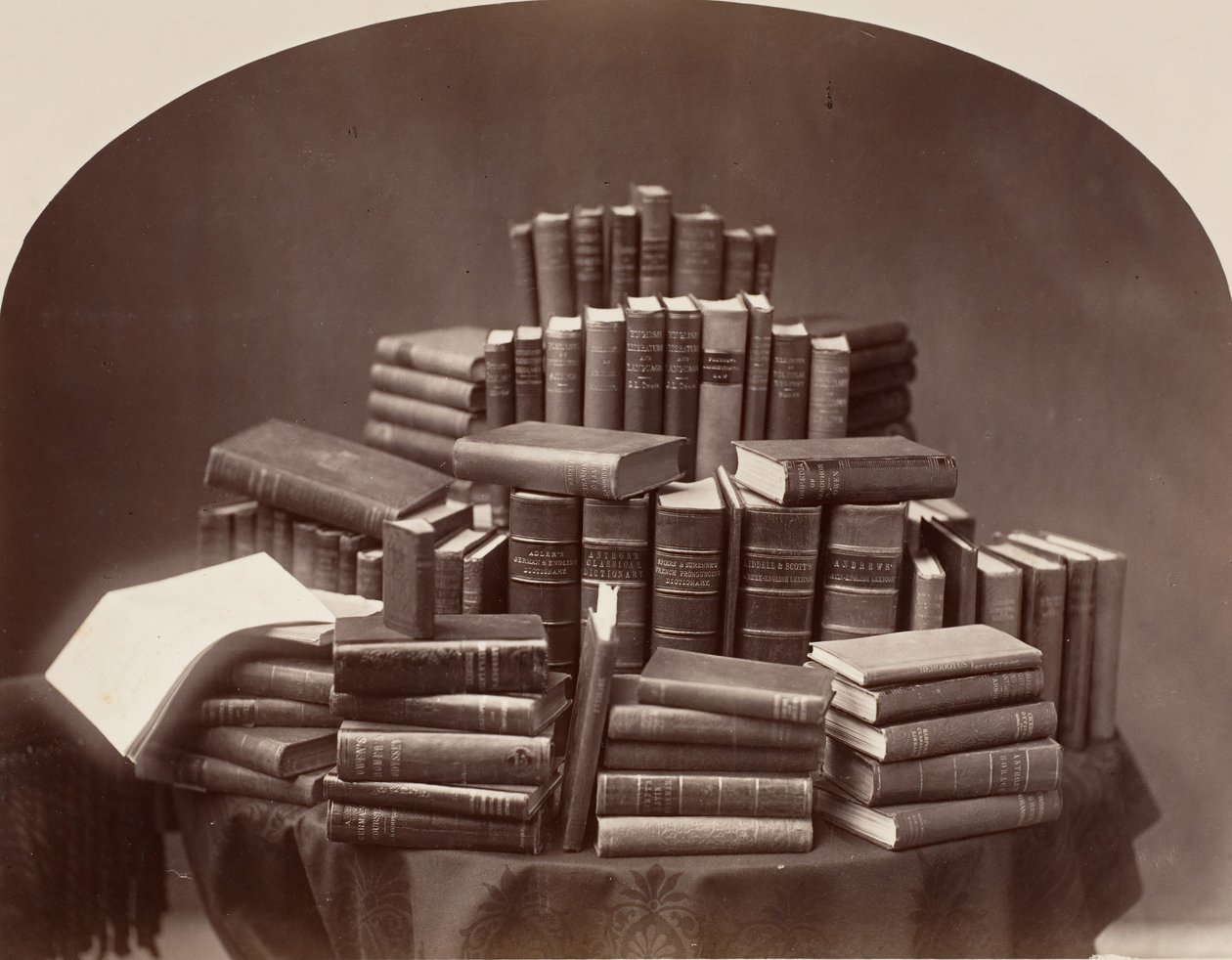 Stilleben med bøker, 1870-80-tallet. av William Notman.