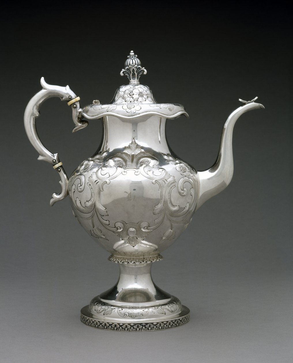 Tekanne, ca. 1845–1872 (sølv) av Wood and Hughes (attr.to)