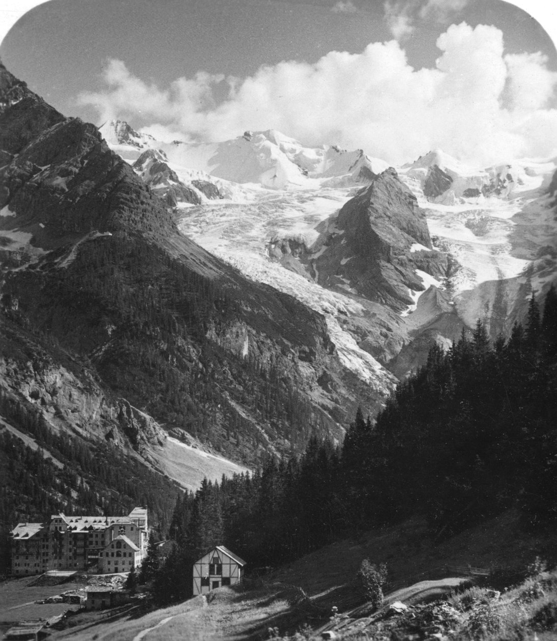 Et hotell i Trafoi, Italia, c1900. av Wurthle and Sons