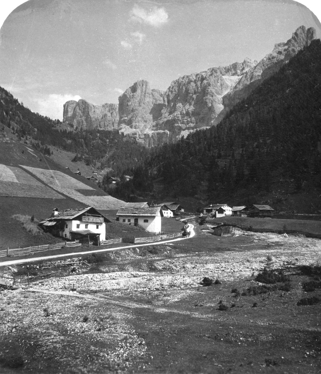 En dal i Selva, Tyrol, ca 1900-tallet. av Wurthle and Sons