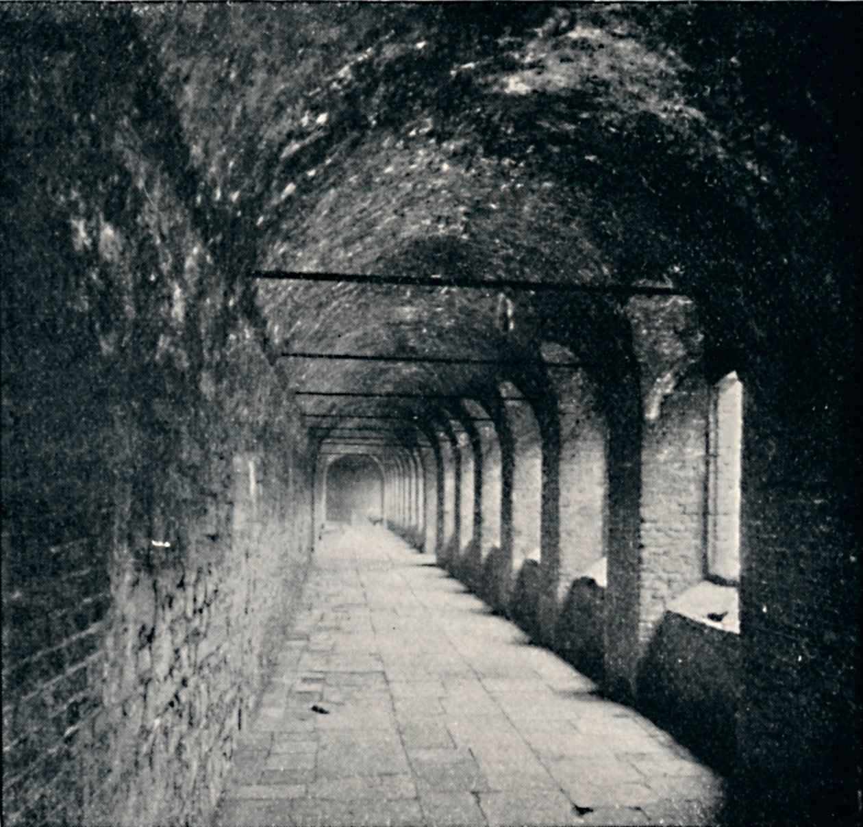 The Cloisters, Charterhouse, London, 1903 av York and Son