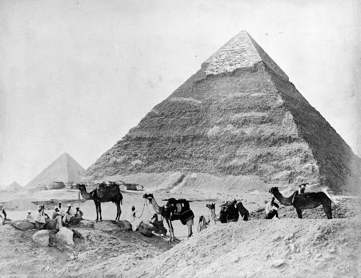 En karavane av kameler foran pyramidene i Giza, sent på 1870-tallet av Zangaki Brothers