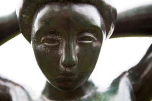 Bather ordner håret, detalj, 1930 (bronse)