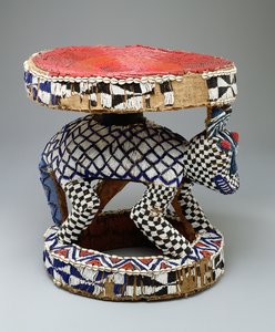 Throne, afrikansk (tre og perler)