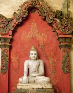 Sittende Buddha i meditasjon (alabast)