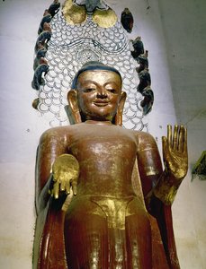 Statue av en stående Buddha