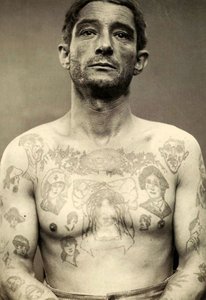 Portrett av en tatovert mann