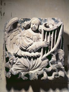 Englemusiker som spiller harpen (basrelieff)